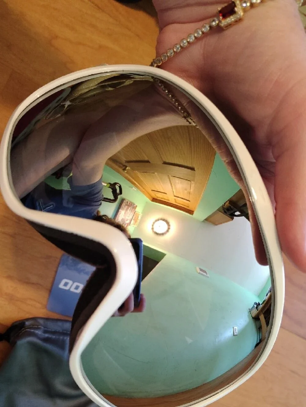 White Ski/Snowboard Goggles with Carry Pouch